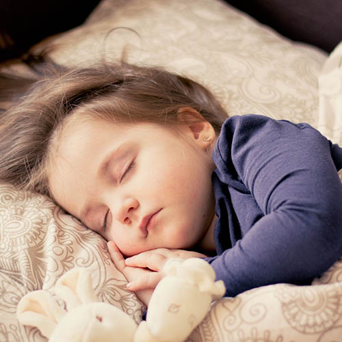  une maman avec son bébé pharmacie de l'Abbaye